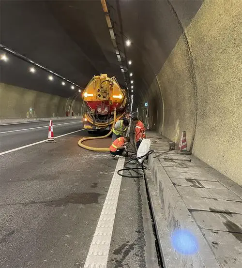 屯溪隧道排水渠清淤